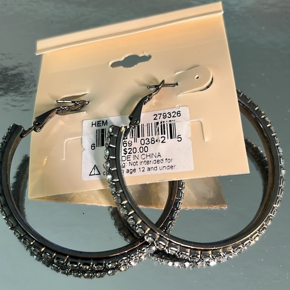 Erica Lyons 2” hoop earrings new on card - Picture 3 of 6